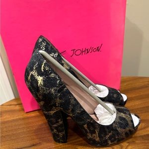Betsy Johnson NIB Betyy Black Gold Denim Heels, Size 7.5, Peep Toe, Brand‎ New